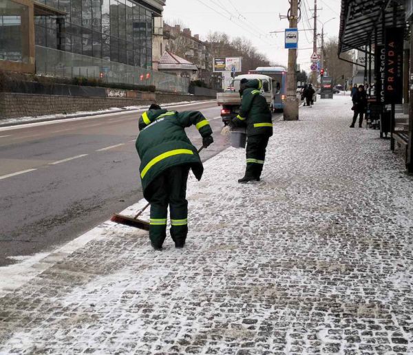 В Николаеве парки и остановки посыпают реагентами: коммунальщики перешли на усиленный режим