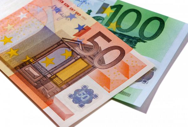 Евро впервые пересек отметку в 50 гривен