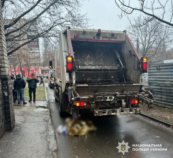 В центре Николаева мусоровоз насмерть переехал пожилую женщину