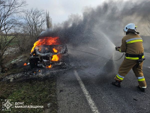 Вспыхнул на ходу: на трассе под Николаевом дотла сгорел Volkswagen Touareg (фото)