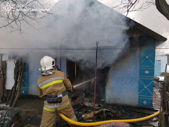 В Николаевской области на пожаре погиб 90-летний дед, а 88-летний дед обжег лицо