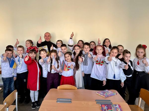 Николаевские гимназисты получили 40 ноутбуков из Германии