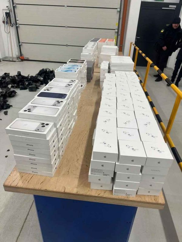 Вчера в Украину нелегально пытались ввезти полтысячи iPhone 17 Pro и iPhone 16 Pro