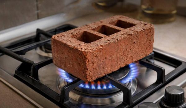 Николаевские газовщики предупреждают: лайфхаки с кирпичом на плите приводят к отравлению угарным газом