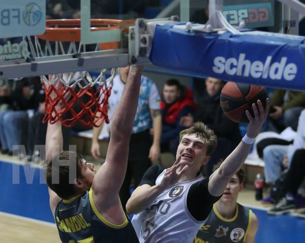 За «Нико-Баскет» в матче с «Киев-Баскетом» дебютировал первый американский легионер. Фото