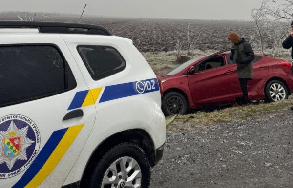 Взаимовыручка в гололед: на Николаевщине офицер полиции и неравнодушные люди вытаскивали авто из кюветов