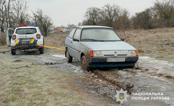 Взаимовыручка в болоте: на Николаевщине полицейский вытащил водителя, который сам застрял при попытке помочь товарищу