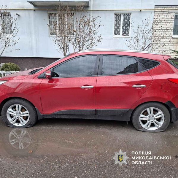 В Николаеве на Намыве порезали шины на 19 автомобилях, припаркованных возле домов