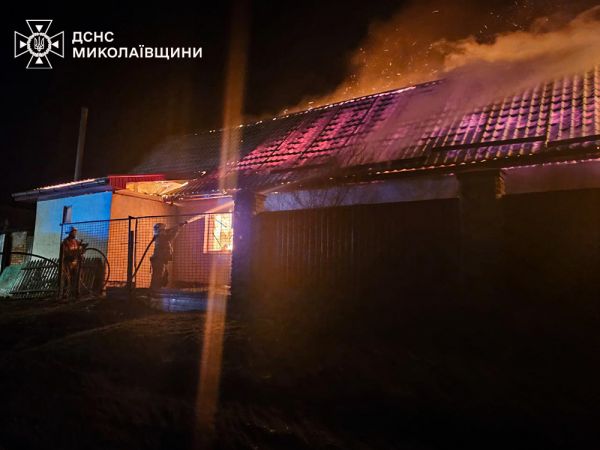 В Николаевской области горел частный дом на площади 120 квадратных метров