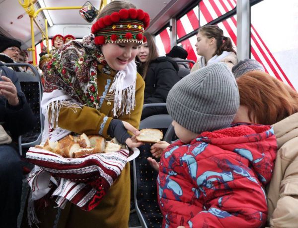 Вопреки обстрелам по Николаеву курсировал «Святочный троллейбус» с песнями и угощениями