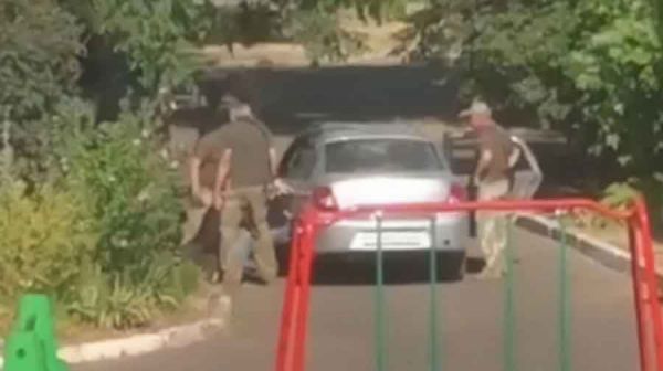 В Николаеве в офицера ТЦК во время патрулирования военнообязанный брызнул перечным баллончиком