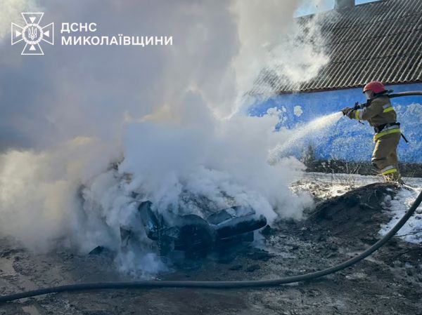Три горящих автомобиля и склад, на который упали обломки БПЛА, – пожары в Николаевской области
