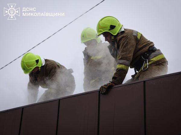 В Николаеве горящий зоомагазин тушили 12 пожарных на трех пожарных авто