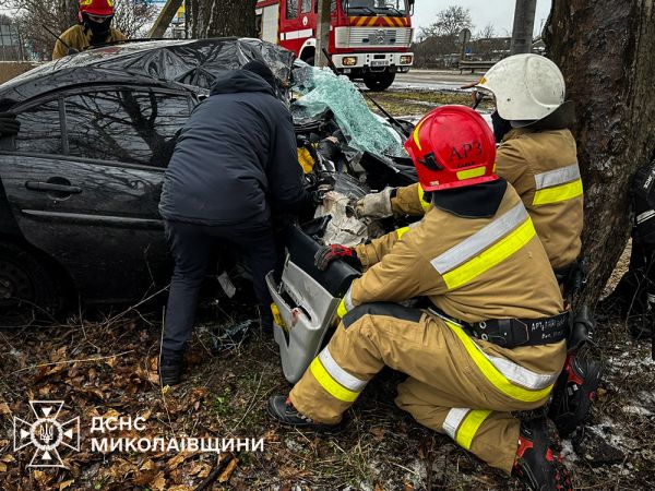 Легковушка вылетела с дороги на проспекте Богоявленском в Николаеве и врезался в дерево