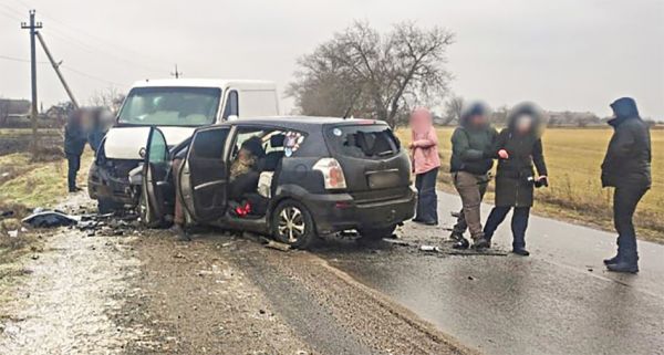 Пятеро человек в больнице: во время ледяного дождя под Вознесенском столкнулись Toyota и Renault