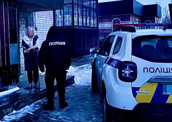 Плакала и просила о помощи: полиция Первомайска разыскала родственников 92-летней бабушки, замерзавшей на улице