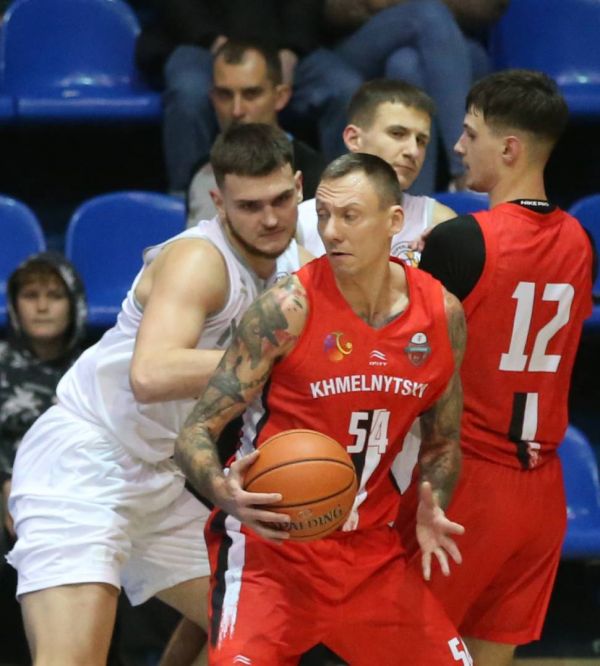 «Нико-Баскет-2» в Хмельницком проиграл лидеру высшей лиги