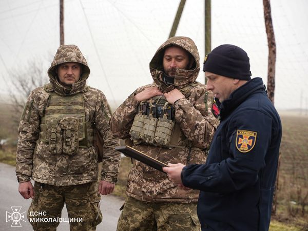 Пока спасатели ехали 14 километров, бойцы николаевской ТРО вынесли человека из огня