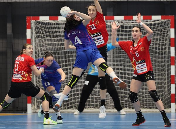 Гандболистки николаевского «Реала» сыграли первые матчи нового года во Львове с «Галичанкой»