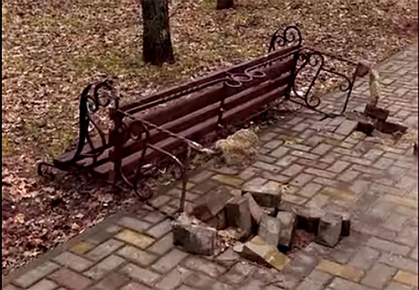 Вырвали с мясом: в Николаеве вандалы выкорчевали скамейку в сквере возле 20-й школы