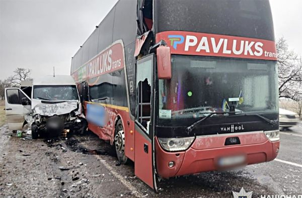На трассе Николаев — Одесса столкнулись два рейсовых автобуса: семь человек в больнице