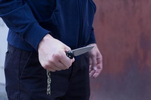 В Николаеве дезертир с ножом порезал полицейского в супермаркете