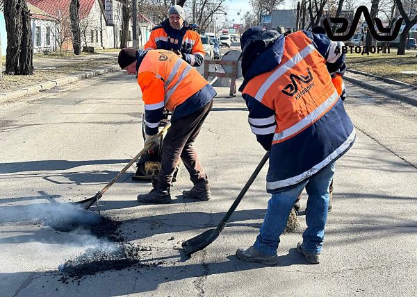 В Николаеве коммунальщики боролись с ямками на центральной магистрали города