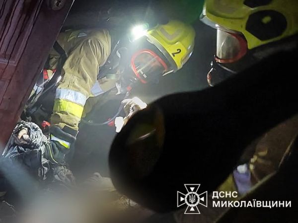 В Николаеве спасатели вынесли из горящей квартиры мужчину с ожогами тела