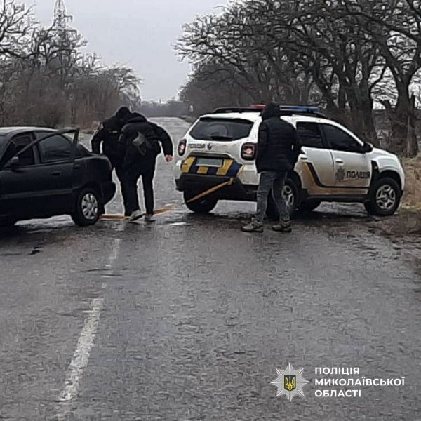 Из-за гололеда на Николаевщине автомобили вылетели в кювет