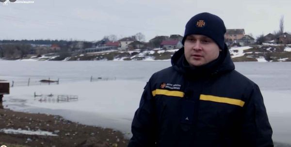 В Николаевской области отважный спасатель вытащил из ледяной воды двоих детей