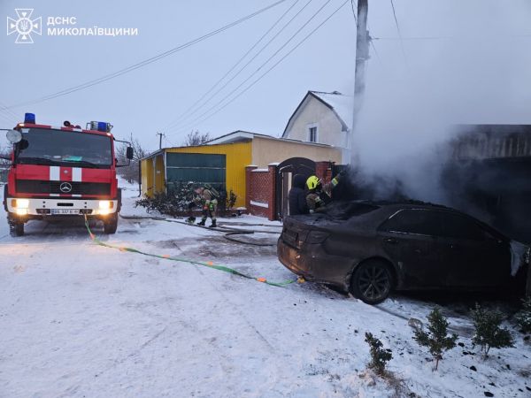В Николаевской области горели два дома и автомобиль