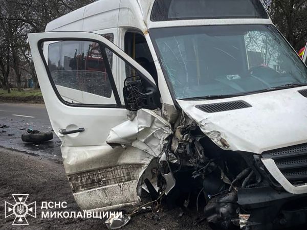 На Николаевщине рейсовый автобус столкнулся с трактором: пассажиров доставали спасатели