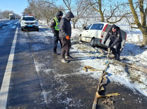Под Николаевом на трассе микроавтобус съехал в кювет: вытаскивали полиция и очевидцы