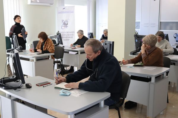 От первой зарядки до банковских настроек: в Николаеве пенсионеров учат пользоваться смартфонами
