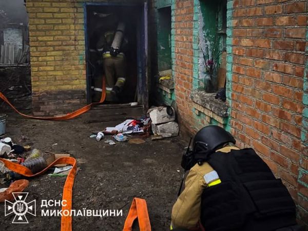 В Николаевской области горел жилой дом, родственники спасли 33-летнюю женщину