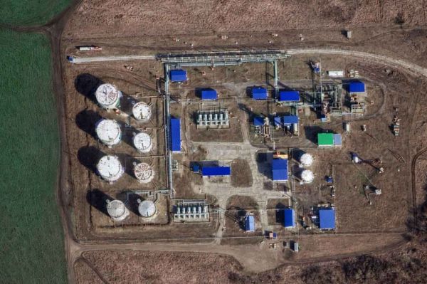 Из-за атаки дронов в Краснодарском крае горит нефтеперерабатывающий завод