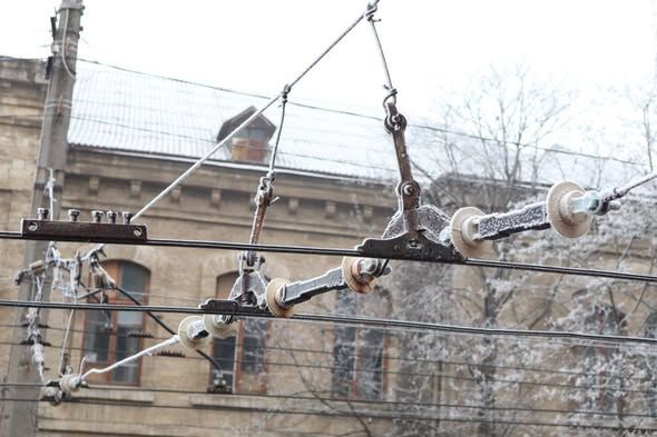 Ночью в Николаеве сбивали лед с трамвайных и троллейбусных электропроводов