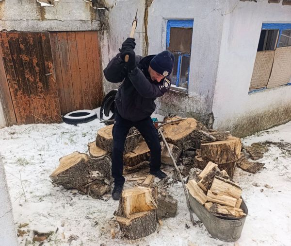 Больше чем полиция: в Николаевском районе офицер общины обеспечил теплом дом одинокой женщины