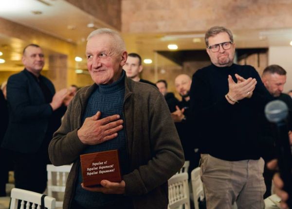 Часы с подписью Виталия Кима продали на аукционе за $22 тысячи: их передали 64-летнему Герою Украины