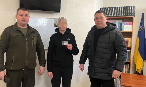 Первый паспорт за решеткой: в Николаевском СИЗО 14-летнему подростку вручили ID-карту