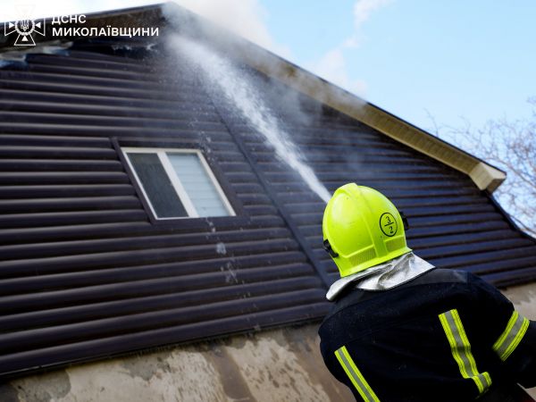 В Николаеве спасателям пришлось разбирать крышу жилого дома, чтобы добраться до огня