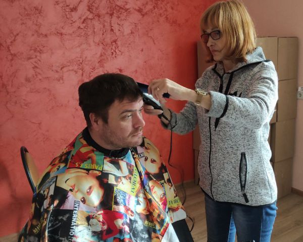 В Николаеве работает социальная парикмахерская: кто может подстричься бесплатно и как записаться