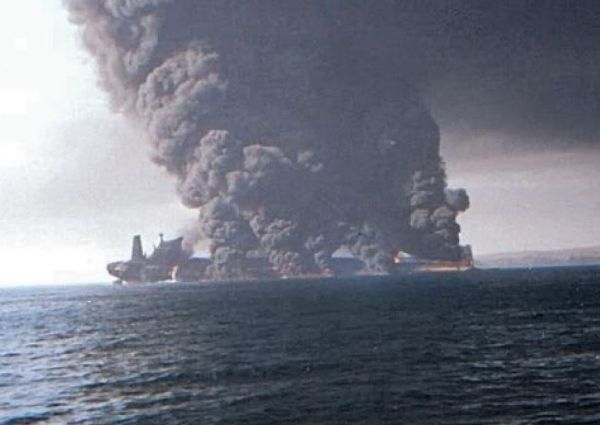 В Персидском заливе терпит кораблекрушение танкер с иранской нефтью