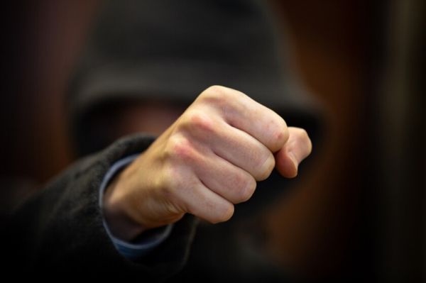 В Николаеве во дворе многоэтажки задушили 25-летнего парня