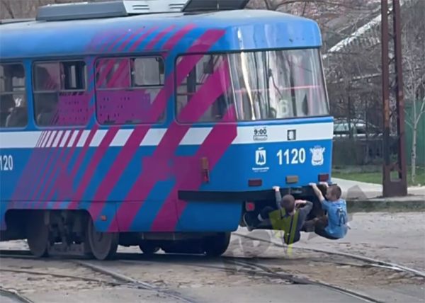 В Николаеве двое подростков-зацеперов проехались на сцепке трамвая