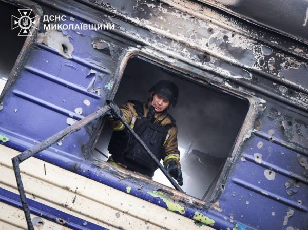 На железной дороге в Николаевской области отменили пригородные поезда из-за обстрелов