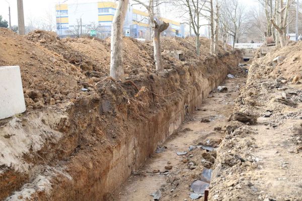 В Николаеве коммунальщики начали демонтаж и прокладку полкилометра новых труб