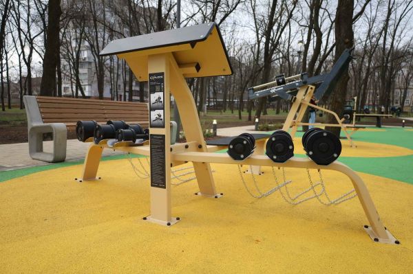 В Николаеве сквер переоборудовали в спортивную площадку