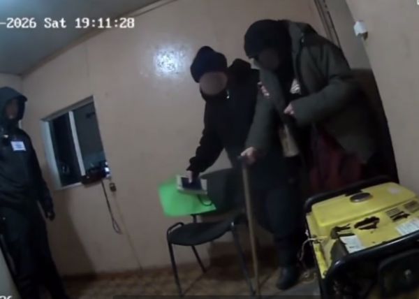 Молчаливая «бабушка»: 30-летний мужчина пытался выехать в Молдову под видом старушки (видео)