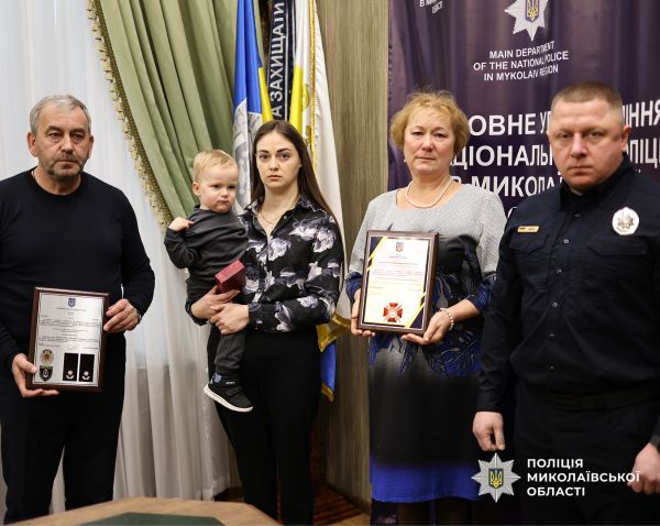 Родным погибшего в Донецкой области николаевского полицейского Максима Алексеева передали орден Богдана Хмельницкого